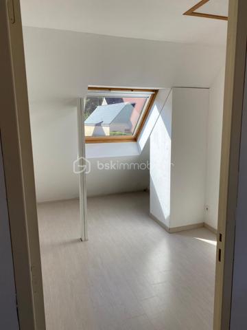 Venez découvrir cet ensemble immobilier niché au cœur de Rosoy, un village boisé paisible à environ 1 heure de Paris.
Idéal pour les familles et/ou investisseur à la recherche d’un bien unique, il offre un cadre de vie agréable avec fort potentiel.

Maison principale de 115 m² (+ 33 m² de véranda):

Au rez-de-chaussée, un vaste espace de vie lumineux et convivial vous accueille. Une cuisine moderne et entièrement équipée s’ouvre sur un séjour chaleureux agrémenté d’une cheminée à insert, parfaite pour des moments conviviaux en famille ou entre amis. Une véranda spacieuse de 33 m², baignée de lumière, vous invite à la détente et à la contemplation du jardin. Une chambre, une salle d’eau avec douche à l’italienne et des WC indépendants complètent ce niveau.

À l’étage, quatre chambres accueillantes offrent un espace de repos optimal, complété par une élégante salle de bain avec WC.

Chauffage au fioul.

Un sous-sol total pratique abrite un double garage et une cave, accessibles de l’intérieur ou de l’extérieur via un portail électrique pour plus de confort.

Seconde maison de 58 m² avec entrée individuelle.

Indépendante et fonctionnelle, cette seconde maison est idéale pour accueillir des proches, des locataires, pour un usage professionnel ou personnel. Elle comprend deux chambres cosy, un séjour lumineux avec coin cuisine aménagé, une salle de bain avec WC et un garage doté d’un portail électrique.

Chauffage électrique.

Possibilité de louer cette dépendance pour 900 euros / mois soit un revenu annuel de 10 800 euros ! 

Le tout édifié sur un terrain paysager de plus de 1 340 m², sans vis-à-vis, offrant intimité et sérénité. Profitez pleinement de la nature et de l’espace extérieur.
Un cadre de vie privilégié!

Les + :
À 30 minutes de Senlis et de Compiègne.
À 10 minutes de la Gare de Cauffry Liancourt. ( dessert Creil / Chantilly /Paris Gare du Nord ).

Ne manquez pas cette opportunité unique d’acquérir un bien rare, alliant espace, confort et potentiel. Contactez moi dès aujourd’hui pour une visite !