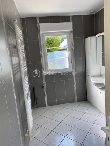 Venez découvrir cet ensemble immobilier niché au cœur de Rosoy, un village boisé paisible à environ 1 heure de Paris.
Idéal pour les familles et/ou investisseur à la recherche d’un bien unique, il offre un cadre de vie agréable avec fort potentiel.

Maison principale de 115 m² (+ 33 m² de véranda):

Au rez-de-chaussée, un vaste espace de vie lumineux et convivial vous accueille. Une cuisine moderne et entièrement équipée s’ouvre sur un séjour chaleureux agrémenté d’une cheminée à insert, parfaite pour des moments conviviaux en famille ou entre amis. Une véranda spacieuse de 33 m², baignée de lumière, vous invite à la détente et à la contemplation du jardin. Une chambre, une salle d’eau avec douche à l’italienne et des WC indépendants complètent ce niveau.

À l’étage, quatre chambres accueillantes offrent un espace de repos optimal, complété par une élégante salle de bain avec WC.

Chauffage au fioul.

Un sous-sol total pratique abrite un double garage et une cave, accessibles de l’intérieur ou de l’extérieur via un portail électrique pour plus de confort.

Seconde maison de 58 m² avec entrée individuelle.

Indépendante et fonctionnelle, cette seconde maison est idéale pour accueillir des proches, des locataires, pour un usage professionnel ou personnel. Elle comprend deux chambres cosy, un séjour lumineux avec coin cuisine aménagé, une salle de bain avec WC et un garage doté d’un portail électrique.

Chauffage électrique.

Possibilité de louer cette dépendance pour 900 euros / mois soit un revenu annuel de 10 800 euros ! 

Le tout édifié sur un terrain paysager de plus de 1 340 m², sans vis-à-vis, offrant intimité et sérénité. Profitez pleinement de la nature et de l’espace extérieur.
Un cadre de vie privilégié!

Les + :
À 30 minutes de Senlis et de Compiègne.
À 10 minutes de la Gare de Cauffry Liancourt. ( dessert Creil / Chantilly /Paris Gare du Nord ).

Ne manquez pas cette opportunité unique d’acquérir un bien rare, alliant espace, confort et potentiel. Contactez moi dès aujourd’hui pour une visite !