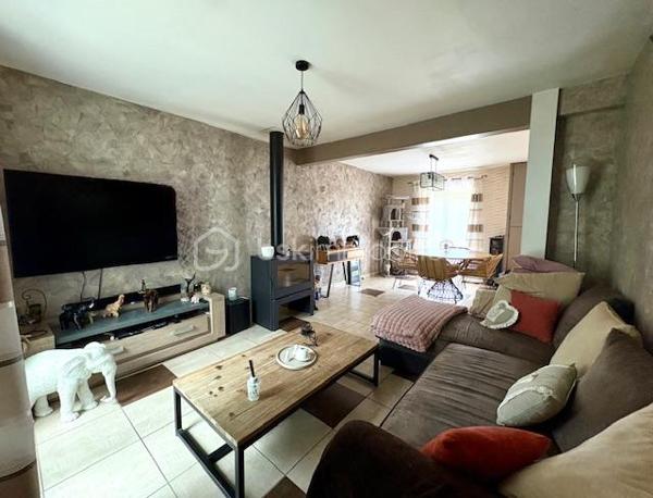 Venez découvrir cet ensemble immobilier niché au cœur de Rosoy, un village boisé paisible à environ 1 heure de Paris.
Idéal pour les familles et/ou investisseur à la recherche d’un bien unique, il offre un cadre de vie agréable avec fort potentiel.

Maison principale de 115 m² (+ 33 m² de véranda):

Au rez-de-chaussée, un vaste espace de vie lumineux et convivial vous accueille. Une cuisine moderne et entièrement équipée s’ouvre sur un séjour chaleureux agrémenté d’une cheminée à insert, parfaite pour des moments conviviaux en famille ou entre amis. Une véranda spacieuse de 33 m², baignée de lumière, vous invite à la détente et à la contemplation du jardin. Une chambre, une salle d’eau avec douche à l’italienne et des WC indépendants complètent ce niveau.

À l’étage, quatre chambres accueillantes offrent un espace de repos optimal, complété par une élégante salle de bain avec WC.

Chauffage au fioul.

Un sous-sol total pratique abrite un double garage et une cave, accessibles de l’intérieur ou de l’extérieur via un portail électrique pour plus de confort.

Seconde maison de 58 m² avec entrée individuelle.

Indépendante et fonctionnelle, cette seconde maison est idéale pour accueillir des proches, des locataires, pour un usage professionnel ou personnel. Elle comprend deux chambres cosy, un séjour lumineux avec coin cuisine aménagé, une salle de bain avec WC et un garage doté d’un portail électrique.

Chauffage électrique.

Possibilité de louer cette dépendance pour 900 euros / mois soit un revenu annuel de 10 800 euros ! 

Le tout édifié sur un terrain paysager de plus de 1 340 m², sans vis-à-vis, offrant intimité et sérénité. Profitez pleinement de la nature et de l’espace extérieur.
Un cadre de vie privilégié!

Les + :
À 30 minutes de Senlis et de Compiègne.
À 10 minutes de la Gare de Cauffry Liancourt. ( dessert Creil / Chantilly /Paris Gare du Nord ).

Ne manquez pas cette opportunité unique d’acquérir un bien rare, alliant espace, confort et potentiel. Contactez moi dès aujourd’hui pour une visite !