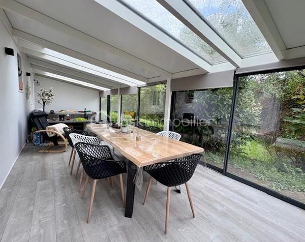 Venez découvrir cet ensemble immobilier niché au cœur de Rosoy, un village boisé paisible à environ 1 heure de Paris.
Idéal pour les familles et/ou investisseur à la recherche d’un bien unique, il offre un cadre de vie agréable avec fort potentiel.

Maison principale de 115 m² (+ 33 m² de véranda):

Au rez-de-chaussée, un vaste espace de vie lumineux et convivial vous accueille. Une cuisine moderne et entièrement équipée s’ouvre sur un séjour chaleureux agrémenté d’une cheminée à insert, parfaite pour des moments conviviaux en famille ou entre amis. Une véranda spacieuse de 33 m², baignée de lumière, vous invite à la détente et à la contemplation du jardin. Une chambre, une salle d’eau avec douche à l’italienne et des WC indépendants complètent ce niveau.

À l’étage, quatre chambres accueillantes offrent un espace de repos optimal, complété par une élégante salle de bain avec WC.

Chauffage au fioul.

Un sous-sol total pratique abrite un double garage et une cave, accessibles de l’intérieur ou de l’extérieur via un portail électrique pour plus de confort.

Seconde maison de 58 m² avec entrée individuelle.

Indépendante et fonctionnelle, cette seconde maison est idéale pour accueillir des proches, des locataires, pour un usage professionnel ou personnel. Elle comprend deux chambres cosy, un séjour lumineux avec coin cuisine aménagé, une salle de bain avec WC et un garage doté d’un portail électrique.

Chauffage électrique.

Possibilité de louer cette dépendance pour 900 euros / mois soit un revenu annuel de 10 800 euros ! 

Le tout édifié sur un terrain paysager de plus de 1 340 m², sans vis-à-vis, offrant intimité et sérénité. Profitez pleinement de la nature et de l’espace extérieur.
Un cadre de vie privilégié!

Les + :
À 30 minutes de Senlis et de Compiègne.
À 10 minutes de la Gare de Cauffry Liancourt. ( dessert Creil / Chantilly /Paris Gare du Nord ).

Ne manquez pas cette opportunité unique d’acquérir un bien rare, alliant espace, confort et potentiel. Contactez moi dès aujourd’hui pour une visite !