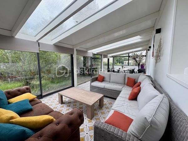 Venez découvrir cet ensemble immobilier niché au cœur de Rosoy, un village boisé paisible à environ 1 heure de Paris.
Idéal pour les familles et/ou investisseur à la recherche d’un bien unique, il offre un cadre de vie agréable avec fort potentiel.

Maison principale de 115 m² (+ 33 m² de véranda):

Au rez-de-chaussée, un vaste espace de vie lumineux et convivial vous accueille. Une cuisine moderne et entièrement équipée s’ouvre sur un séjour chaleureux agrémenté d’une cheminée à insert, parfaite pour des moments conviviaux en famille ou entre amis. Une véranda spacieuse de 33 m², baignée de lumière, vous invite à la détente et à la contemplation du jardin. Une chambre, une salle d’eau avec douche à l’italienne et des WC indépendants complètent ce niveau.

À l’étage, quatre chambres accueillantes offrent un espace de repos optimal, complété par une élégante salle de bain avec WC.

Chauffage au fioul.

Un sous-sol total pratique abrite un double garage et une cave, accessibles de l’intérieur ou de l’extérieur via un portail électrique pour plus de confort.

Seconde maison de 58 m² avec entrée individuelle.

Indépendante et fonctionnelle, cette seconde maison est idéale pour accueillir des proches, des locataires, pour un usage professionnel ou personnel. Elle comprend deux chambres cosy, un séjour lumineux avec coin cuisine aménagé, une salle de bain avec WC et un garage doté d’un portail électrique.

Chauffage électrique.

Possibilité de louer cette dépendance pour 900 euros / mois soit un revenu annuel de 10 800 euros ! 

Le tout édifié sur un terrain paysager de plus de 1 340 m², sans vis-à-vis, offrant intimité et sérénité. Profitez pleinement de la nature et de l’espace extérieur.
Un cadre de vie privilégié!

Les + :
À 30 minutes de Senlis et de Compiègne.
À 10 minutes de la Gare de Cauffry Liancourt. ( dessert Creil / Chantilly /Paris Gare du Nord ).

Ne manquez pas cette opportunité unique d’acquérir un bien rare, alliant espace, confort et potentiel. Contactez moi dès aujourd’hui pour une visite !