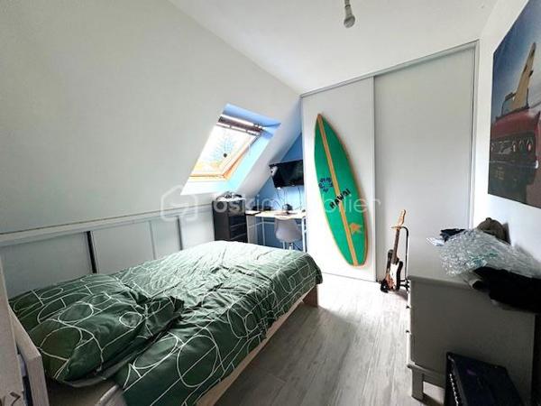 Venez découvrir cet ensemble immobilier niché au cœur de Rosoy, un village boisé paisible à environ 1 heure de Paris.
Idéal pour les familles et/ou investisseur à la recherche d’un bien unique, il offre un cadre de vie agréable avec fort potentiel.

Maison principale de 115 m² (+ 33 m² de véranda):

Au rez-de-chaussée, un vaste espace de vie lumineux et convivial vous accueille. Une cuisine moderne et entièrement équipée s’ouvre sur un séjour chaleureux agrémenté d’une cheminée à insert, parfaite pour des moments conviviaux en famille ou entre amis. Une véranda spacieuse de 33 m², baignée de lumière, vous invite à la détente et à la contemplation du jardin. Une chambre, une salle d’eau avec douche à l’italienne et des WC indépendants complètent ce niveau.

À l’étage, quatre chambres accueillantes offrent un espace de repos optimal, complété par une élégante salle de bain avec WC.

Chauffage au fioul.

Un sous-sol total pratique abrite un double garage et une cave, accessibles de l’intérieur ou de l’extérieur via un portail électrique pour plus de confort.

Seconde maison de 58 m² avec entrée individuelle.

Indépendante et fonctionnelle, cette seconde maison est idéale pour accueillir des proches, des locataires, pour un usage professionnel ou personnel. Elle comprend deux chambres cosy, un séjour lumineux avec coin cuisine aménagé, une salle de bain avec WC et un garage doté d’un portail électrique.

Chauffage électrique.

Possibilité de louer cette dépendance pour 900 euros / mois soit un revenu annuel de 10 800 euros ! 

Le tout édifié sur un terrain paysager de plus de 1 340 m², sans vis-à-vis, offrant intimité et sérénité. Profitez pleinement de la nature et de l’espace extérieur.
Un cadre de vie privilégié!

Les + :
À 30 minutes de Senlis et de Compiègne.
À 10 minutes de la Gare de Cauffry Liancourt. ( dessert Creil / Chantilly /Paris Gare du Nord ).

Ne manquez pas cette opportunité unique d’acquérir un bien rare, alliant espace, confort et potentiel. Contactez moi dès aujourd’hui pour une visite !