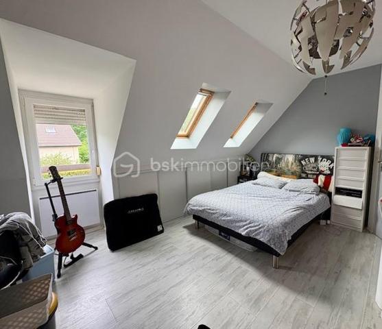 Venez découvrir cet ensemble immobilier niché au cœur de Rosoy, un village boisé paisible à environ 1 heure de Paris.
Idéal pour les familles et/ou investisseur à la recherche d’un bien unique, il offre un cadre de vie agréable avec fort potentiel.

Maison principale de 115 m² (+ 33 m² de véranda):

Au rez-de-chaussée, un vaste espace de vie lumineux et convivial vous accueille. Une cuisine moderne et entièrement équipée s’ouvre sur un séjour chaleureux agrémenté d’une cheminée à insert, parfaite pour des moments conviviaux en famille ou entre amis. Une véranda spacieuse de 33 m², baignée de lumière, vous invite à la détente et à la contemplation du jardin. Une chambre, une salle d’eau avec douche à l’italienne et des WC indépendants complètent ce niveau.

À l’étage, quatre chambres accueillantes offrent un espace de repos optimal, complété par une élégante salle de bain avec WC.

Chauffage au fioul.

Un sous-sol total pratique abrite un double garage et une cave, accessibles de l’intérieur ou de l’extérieur via un portail électrique pour plus de confort.

Seconde maison de 58 m² avec entrée individuelle.

Indépendante et fonctionnelle, cette seconde maison est idéale pour accueillir des proches, des locataires, pour un usage professionnel ou personnel. Elle comprend deux chambres cosy, un séjour lumineux avec coin cuisine aménagé, une salle de bain avec WC et un garage doté d’un portail électrique.

Chauffage électrique.

Possibilité de louer cette dépendance pour 900 euros / mois soit un revenu annuel de 10 800 euros ! 

Le tout édifié sur un terrain paysager de plus de 1 340 m², sans vis-à-vis, offrant intimité et sérénité. Profitez pleinement de la nature et de l’espace extérieur.
Un cadre de vie privilégié!

Les + :
À 30 minutes de Senlis et de Compiègne.
À 10 minutes de la Gare de Cauffry Liancourt. ( dessert Creil / Chantilly /Paris Gare du Nord ).

Ne manquez pas cette opportunité unique d’acquérir un bien rare, alliant espace, confort et potentiel. Contactez moi dès aujourd’hui pour une visite !
