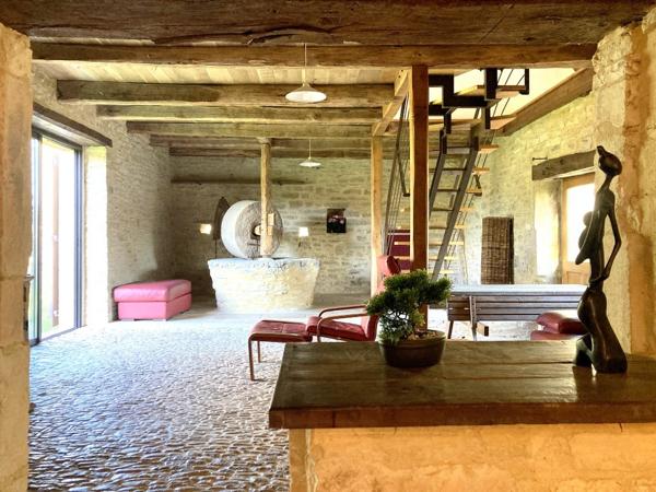 Propriété de caractère, 2 maisons en pierre parfaitement rénovées, avec piscine, dépendances et terrain 1 Ha