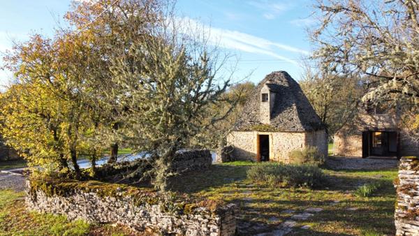 Propriété de caractère, 2 maisons en pierre parfaitement rénovées, avec piscine, dépendances et terrain 1 Ha