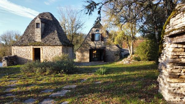 Propriété de caractère, 2 maisons en pierre parfaitement rénovées, avec piscine, dépendances et terrain 1 Ha
