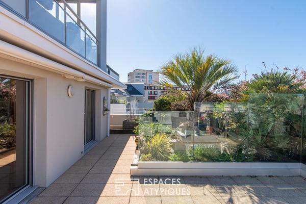 Duplex baigné de lumière avec terrasse en bord de mer