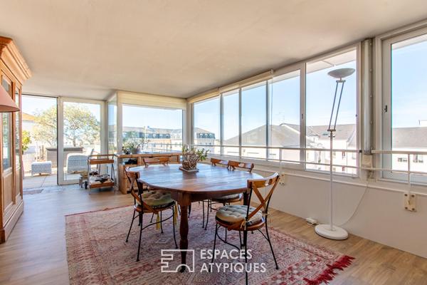 Duplex baigné de lumière avec terrasse en bord de mer
