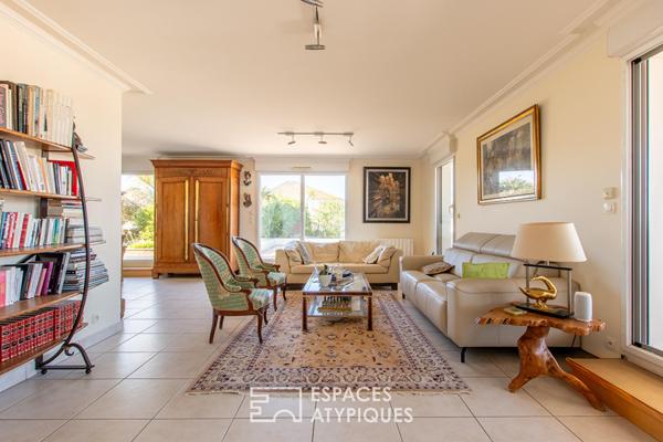 Duplex baigné de lumière avec terrasse en bord de mer