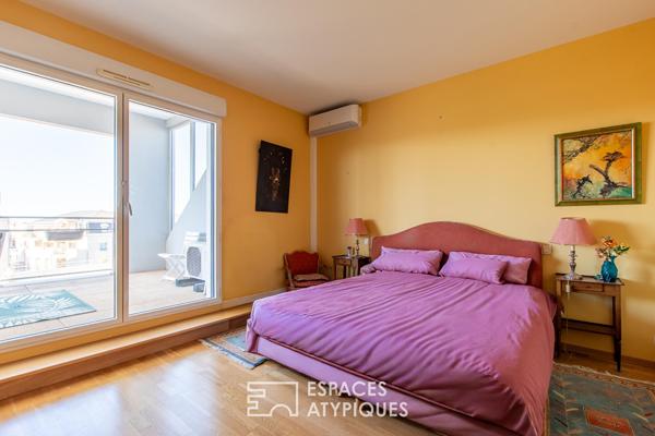 Duplex baigné de lumière avec terrasse en bord de mer