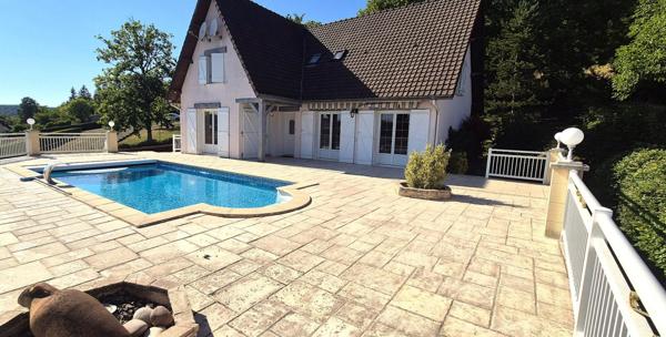 Belle Propriété Contemporaine ou Superbe Villa de 166 m² entièrement rénovée avec sa Piscine sécurisée de 40 m², Balcon, Terrasses de 300 m², Sous-sol Complet et aménagé de 110 m² sa Cour sécurisée de 100 m², Dépendances et Terrain clos, arboré et paysage
