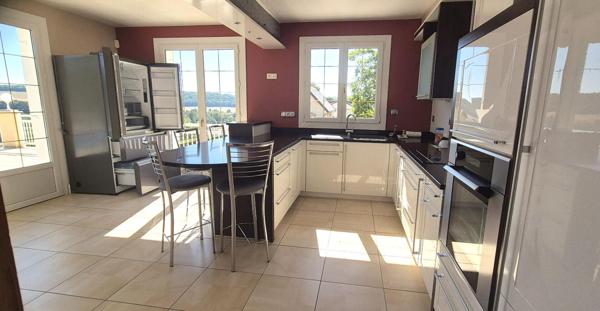 Belle Propriété Contemporaine ou Superbe Villa de 166 m² entièrement rénovée avec sa Piscine sécurisée de 40 m², Balcon, Terrasses de 300 m², Sous-sol Complet et aménagé de 110 m² sa Cour sécurisée de 100 m², Dépendances et Terrain clos, arboré et paysage