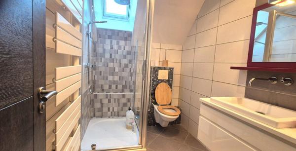 Belle Propriété Contemporaine ou Superbe Villa de 166 m² entièrement rénovée avec sa Piscine sécurisée de 40 m², Balcon, Terrasses de 300 m², Sous-sol Complet et aménagé de 110 m² sa Cour sécurisée de 100 m², Dépendances et Terrain clos, arboré et paysage