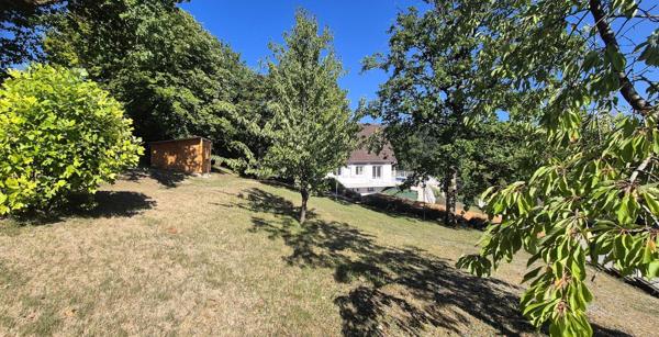 Belle Propriété Contemporaine ou Superbe Villa de 166 m² entièrement rénovée avec sa Piscine sécurisée de 40 m², Balcon, Terrasses de 300 m², Sous-sol Complet et aménagé de 110 m² sa Cour sécurisée de 100 m², Dépendances et Terrain clos, arboré et paysage