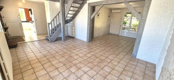 Belle Propriété Contemporaine ou Superbe Villa de 166 m² entièrement rénovée avec sa Piscine sécurisée de 40 m², Balcon, Terrasses de 300 m², Sous-sol Complet et aménagé de 110 m² sa Cour sécurisée de 100 m², Dépendances et Terrain clos, arboré et paysage