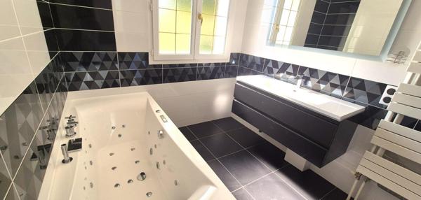 Belle Propriété Contemporaine ou Superbe Villa de 166 m² entièrement rénovée avec sa Piscine sécurisée de 40 m², Balcon, Terrasses de 300 m², Sous-sol Complet et aménagé de 110 m² sa Cour sécurisée de 100 m², Dépendances et Terrain clos, arboré et paysage