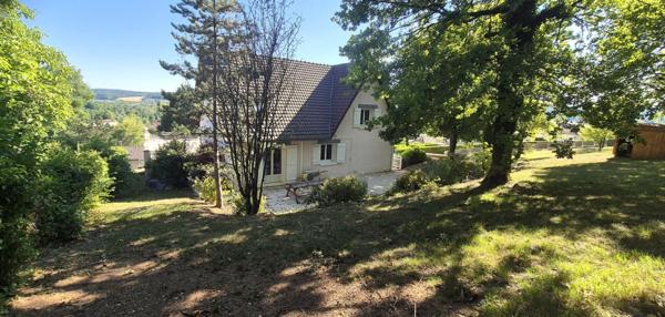 Belle Propriété Contemporaine ou Superbe Villa de 166 m² entièrement rénovée avec sa Piscine sécurisée de 40 m², Balcon, Terrasses de 300 m², Sous-sol Complet et aménagé de 110 m² sa Cour sécurisée de 100 m², Dépendances et Terrain clos, arboré et paysage