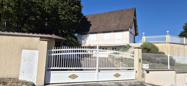 Belle Propriété Contemporaine ou Superbe Villa de 166 m² entièrement rénovée avec sa Piscine sécurisée de 40 m², Balcon, Terrasses de 300 m², Sous-sol Complet et aménagé de 110 m² sa Cour sécurisée de 100 m², Dépendances et Terrain clos, arboré et paysage