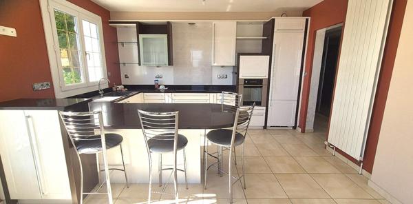 Belle Propriété Contemporaine ou Superbe Villa de 166 m² entièrement rénovée avec sa Piscine sécurisée de 40 m², Balcon, Terrasses de 300 m², Sous-sol Complet et aménagé de 110 m² sa Cour sécurisée de 100 m², Dépendances et Terrain clos, arboré et paysage