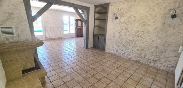 Belle Propriété Contemporaine ou Superbe Villa de 166 m² entièrement rénovée avec sa Piscine sécurisée de 40 m², Balcon, Terrasses de 300 m², Sous-sol Complet et aménagé de 110 m² sa Cour sécurisée de 100 m², Dépendances et Terrain clos, arboré et paysage