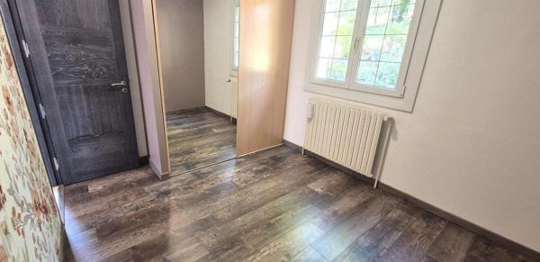 Belle Propriété Contemporaine ou Superbe Villa de 166 m² entièrement rénovée avec sa Piscine sécurisée de 40 m², Balcon, Terrasses de 300 m², Sous-sol Complet et aménagé de 110 m² sa Cour sécurisée de 100 m², Dépendances et Terrain clos, arboré et paysage