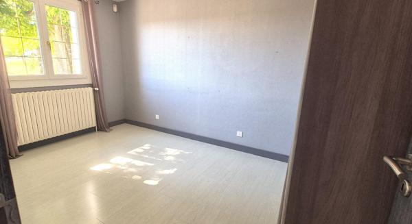 Belle Propriété Contemporaine ou Superbe Villa de 166 m² entièrement rénovée avec sa Piscine sécurisée de 40 m², Balcon, Terrasses de 300 m², Sous-sol Complet et aménagé de 110 m² sa Cour sécurisée de 100 m², Dépendances et Terrain clos, arboré et paysage
