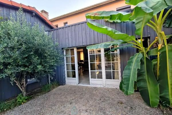 MAISON JOLIMENT RENOVEE EN CENTRE VILLE AVEC JARDIN ET PISCINE