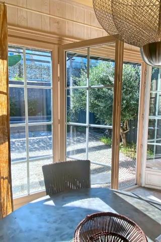 MAISON JOLIMENT RENOVEE EN CENTRE VILLE AVEC JARDIN ET PISCINE