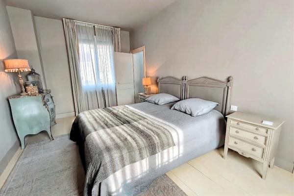 MAISON JOLIMENT RENOVEE EN CENTRE VILLE AVEC JARDIN ET PISCINE