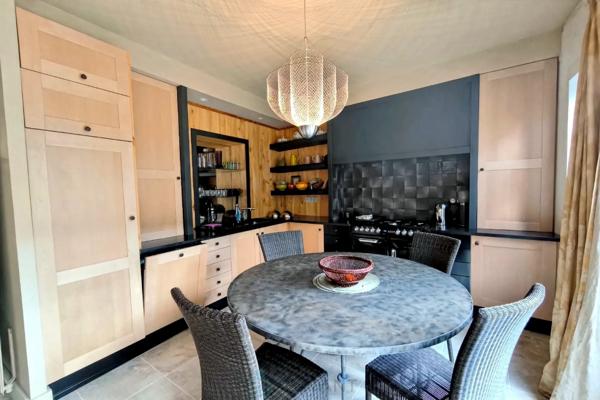 MAISON JOLIMENT RENOVEE EN CENTRE VILLE AVEC JARDIN ET PISCINE