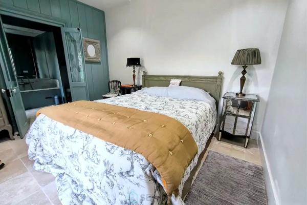 MAISON JOLIMENT RENOVEE EN CENTRE VILLE AVEC JARDIN ET PISCINE