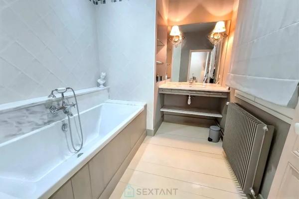 MAISON JOLIMENT RENOVEE EN CENTRE VILLE AVEC JARDIN ET PISCINE