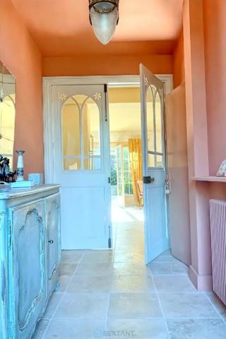 MAISON JOLIMENT RENOVEE EN CENTRE VILLE AVEC JARDIN ET PISCINE