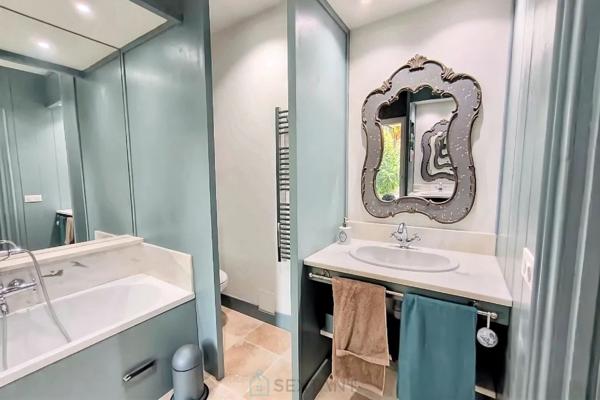 MAISON JOLIMENT RENOVEE EN CENTRE VILLE AVEC JARDIN ET PISCINE