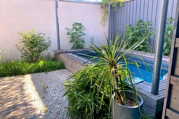 MAISON JOLIMENT RENOVEE EN CENTRE VILLE AVEC JARDIN ET PISCINE