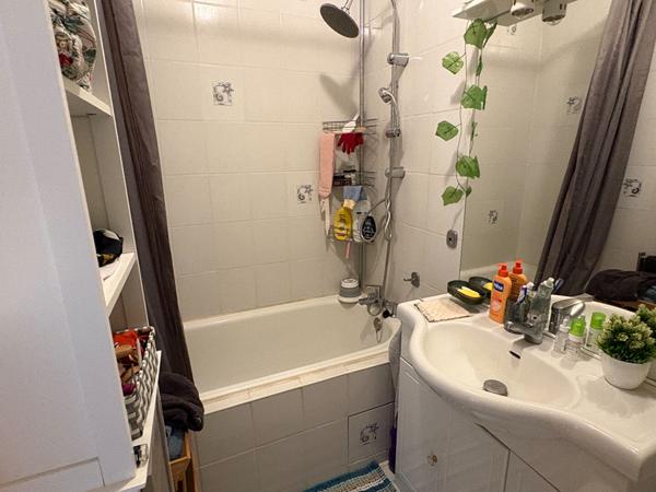 Appartement T1 calme à vendre à Reims avec balcon et parking. Isolation par l'extérieur réalisée