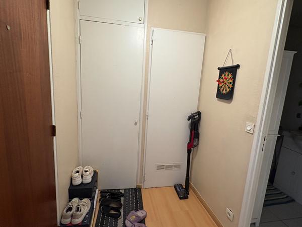 Appartement T1 calme à vendre à Reims avec balcon et parking. Isolation par l'extérieur réalisée