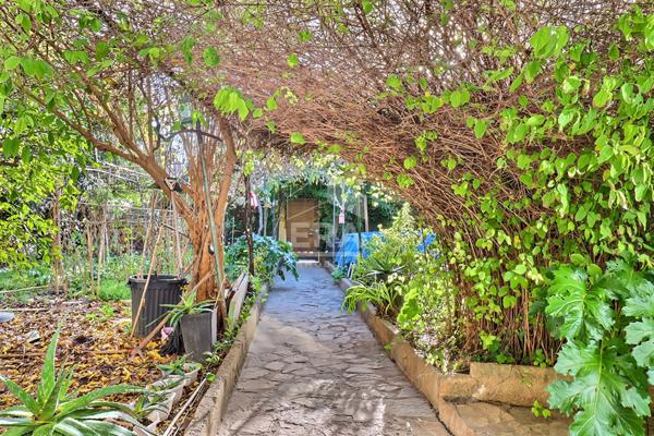 Maison - Secteur Boileaux - 110m2 - Rénovation à prévoir - Garage - Plan de cuques 13380