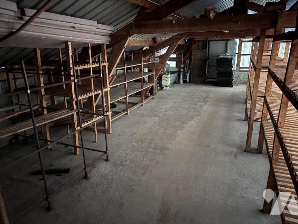 Ensemble immobilier à usage d'atelier, entrepôt, stockage, garages, parking, situé au centre vi...