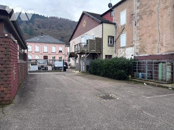Ensemble immobilier à usage d'atelier, entrepôt, stockage, garages, parking, situé au centre vi...