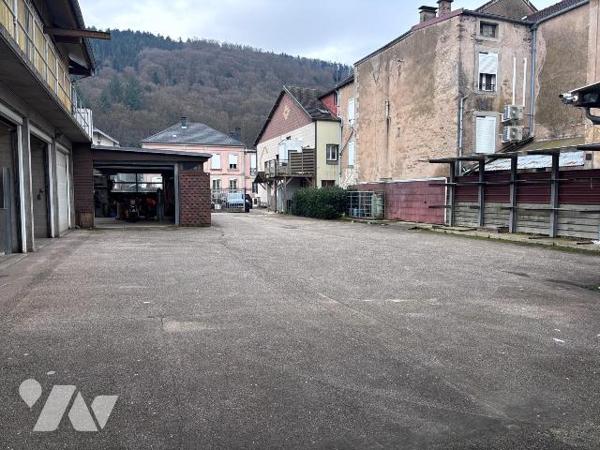 Ensemble immobilier à usage d'atelier, entrepôt, stockage, garages, parking, situé au centre vi...