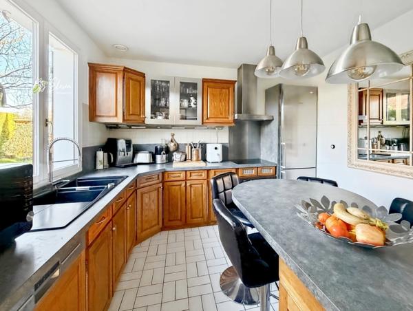 FERRIERES EN BRIE, MAISON FAMILIALE LUMINEUSE SECTEUR CHÂTEAU – 4 CHAMBRES – GRAND JARDIN PISCINABLE