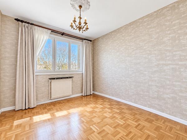 Appartement traversant T4 en dernier étage avec balcon et belle luminosité. Détails des diagnostics énergétiques