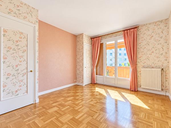Appartement traversant T4 en dernier étage avec balcon et belle luminosité. Détails des diagnostics énergétiques