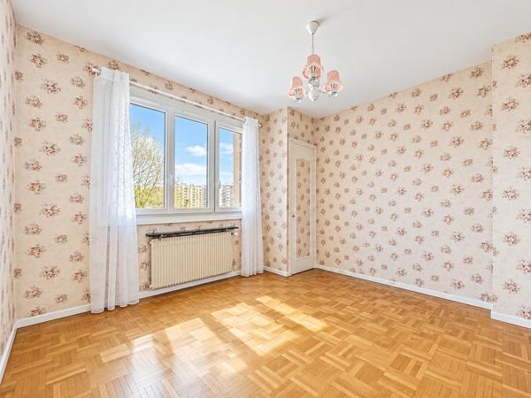 Appartement traversant T4 en dernier étage avec balcon et belle luminosité. Détails des diagnostics énergétiques