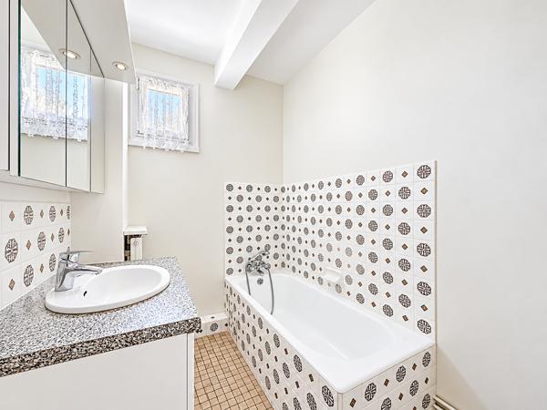 Appartement traversant T4 en dernier étage avec balcon et belle luminosité. Détails des diagnostics énergétiques
