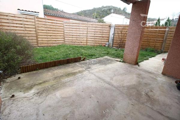 VENDU une maison de 99m² sur deux niveaux avec un garage et un jardin clôturé.