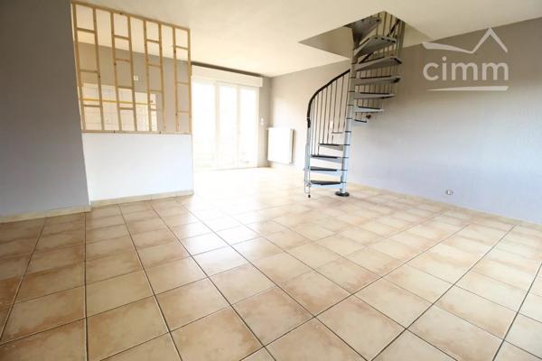 VENDU une maison de 99m² sur deux niveaux avec un garage et un jardin clôturé.