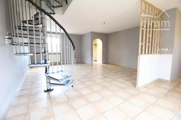 VENDU une maison de 99m² sur deux niveaux avec un garage et un jardin clôturé.