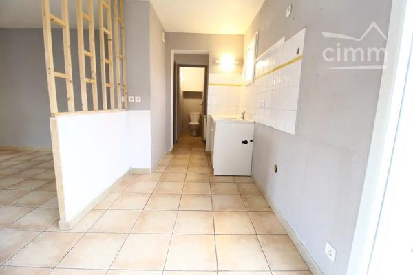 VENDU une maison de 99m² sur deux niveaux avec un garage et un jardin clôturé.